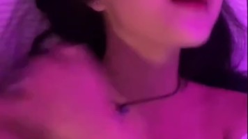 Belahan Dada Kenzy Show Sambil Tiduran